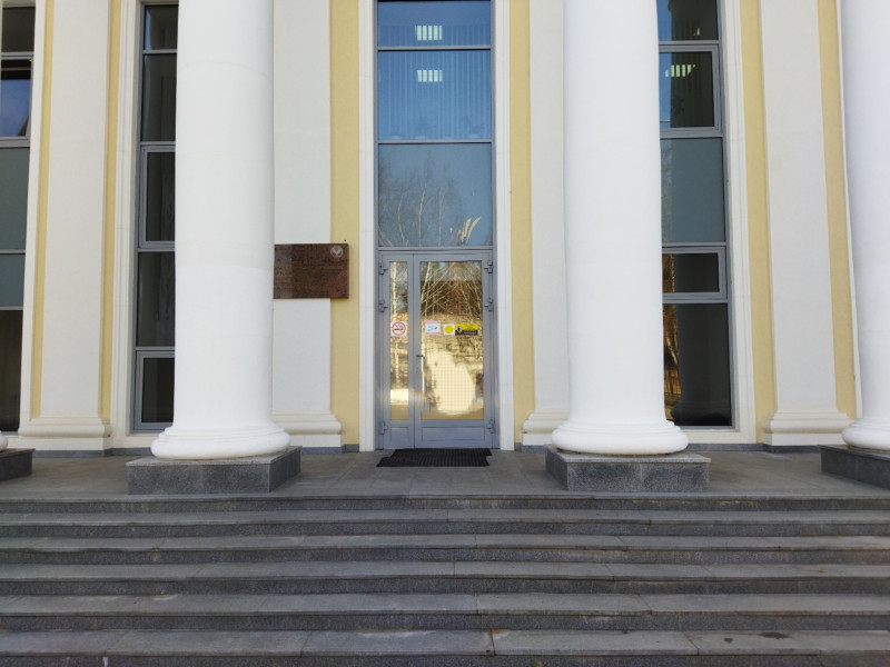 Главный вход в учебный корпус.